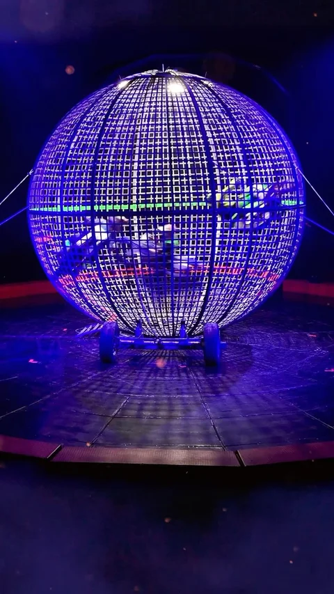 La esfera de acero del globo de la muerte bajo las luces de la pista.